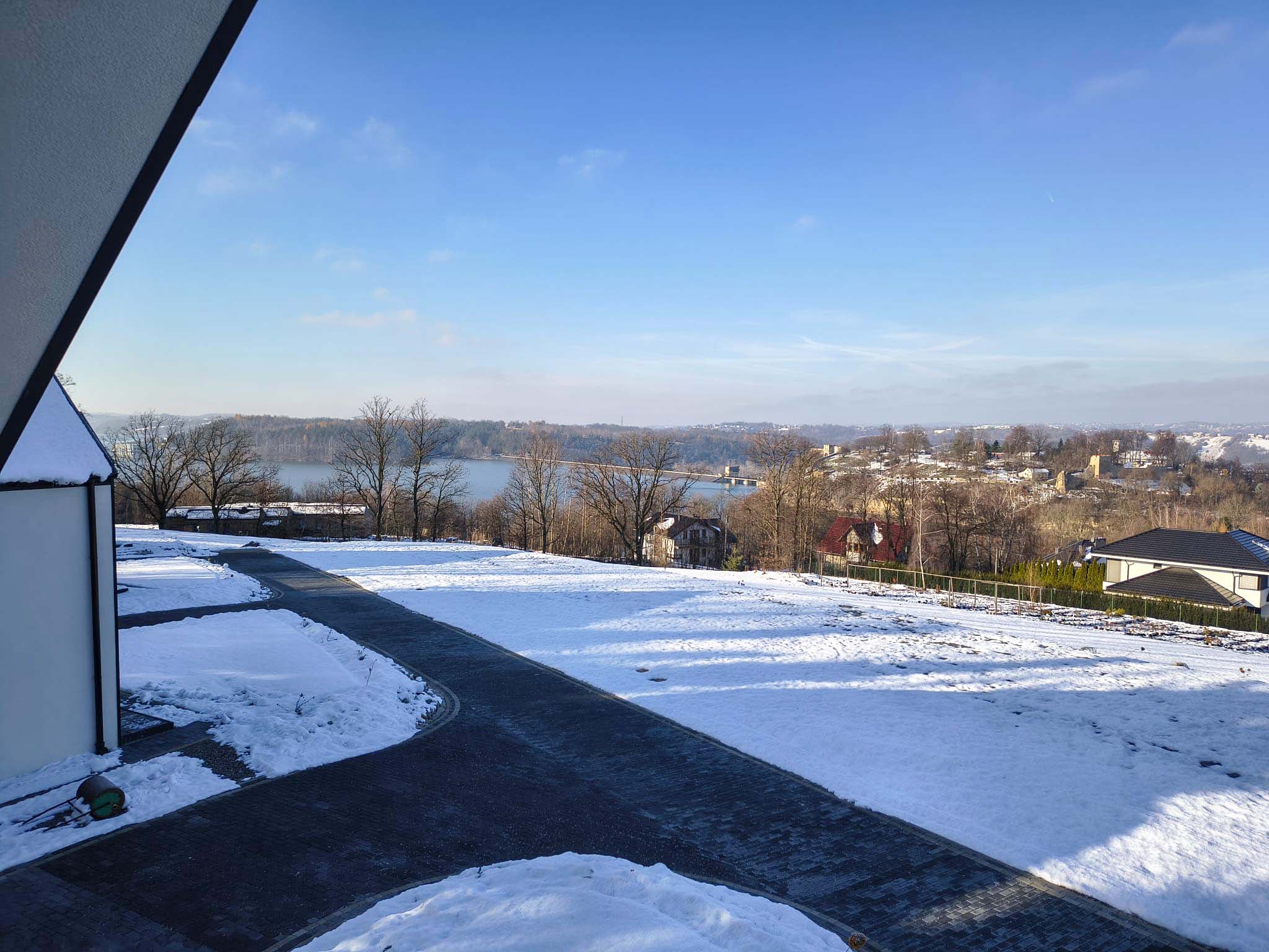 Widok na zaporę i okolicę z Dobczyc