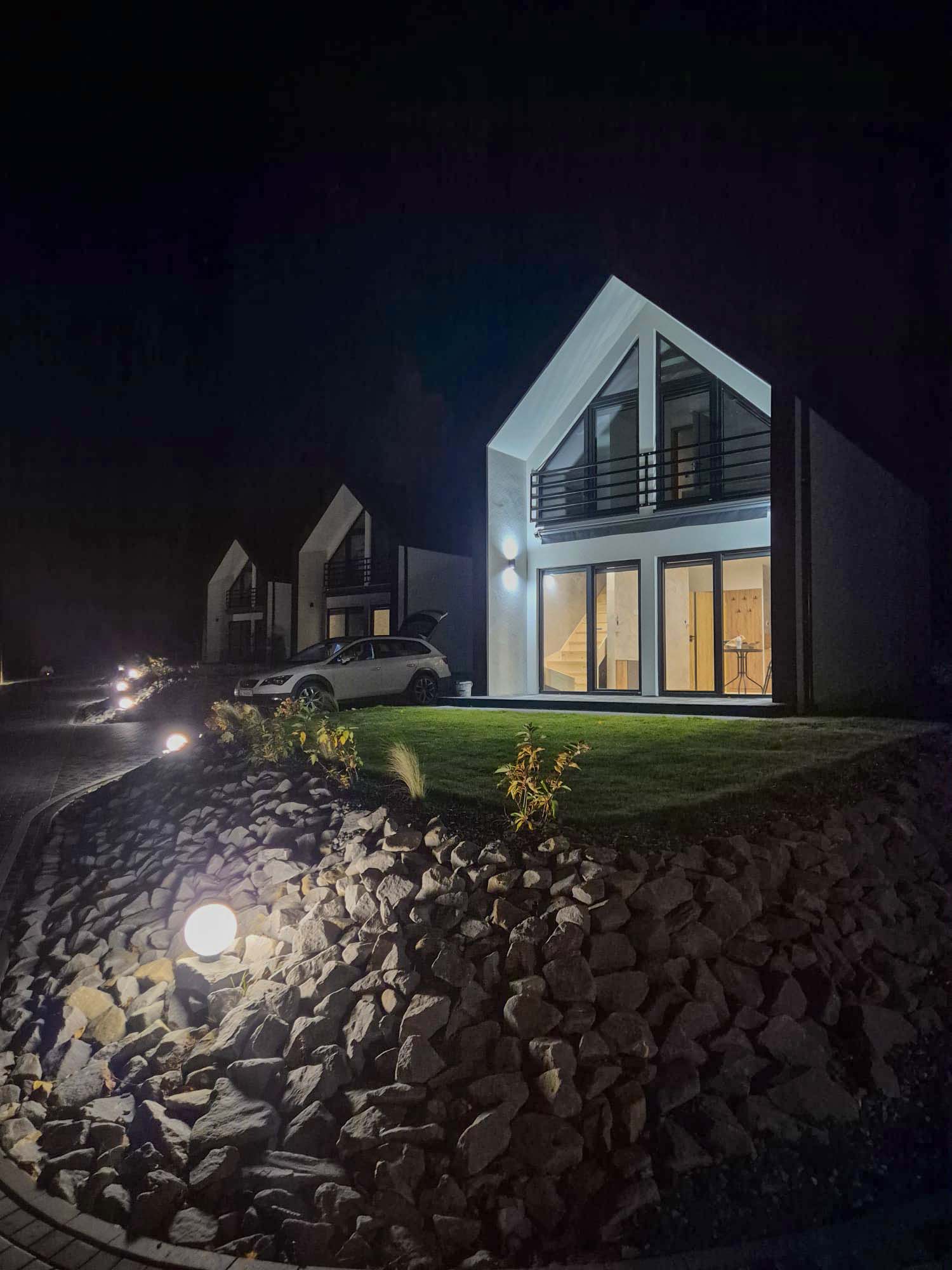 Widok domków Dobczyce wieczorem