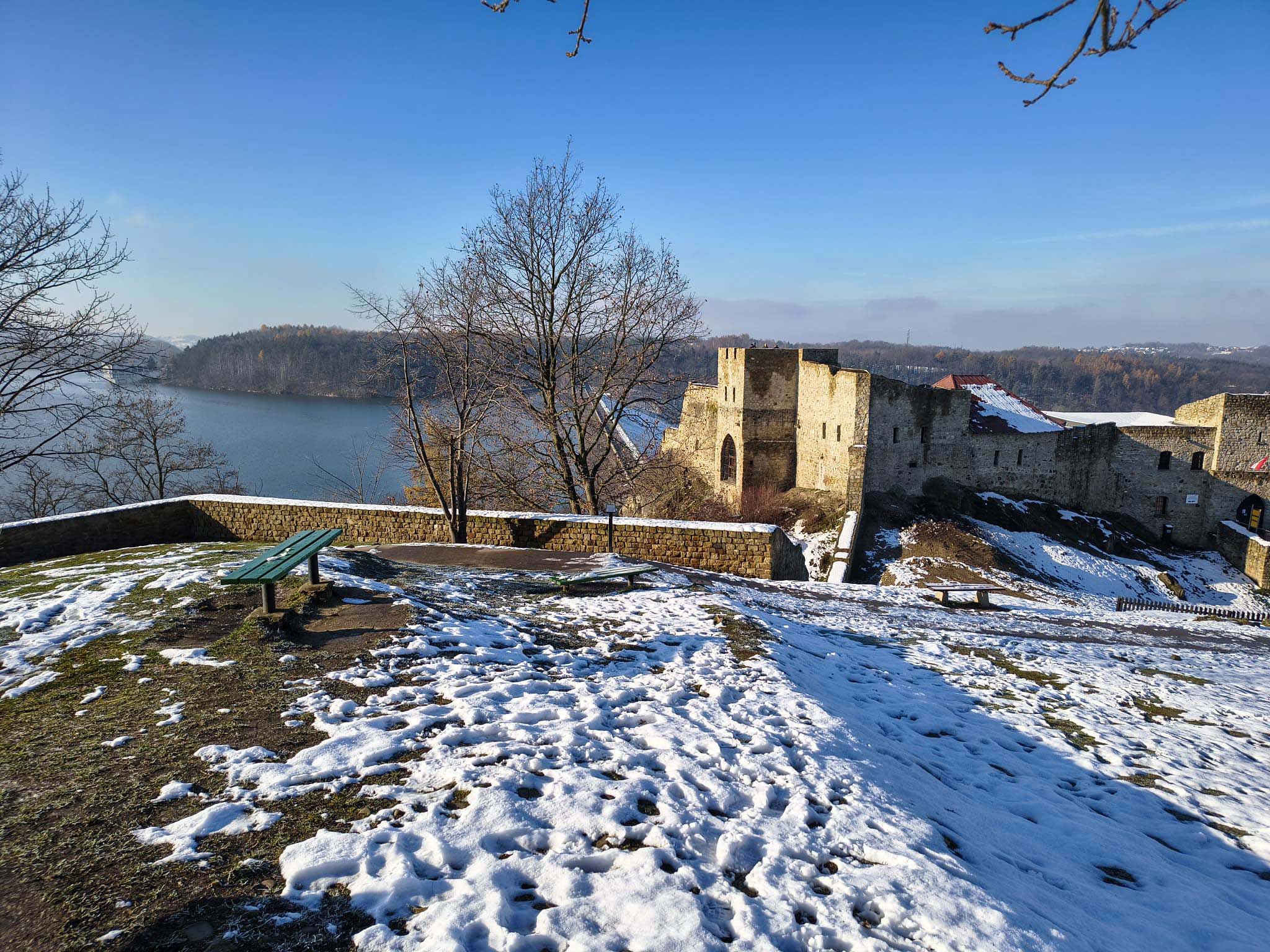 Widok na zamek i Jezioro Dobczyckie z okolicy domków